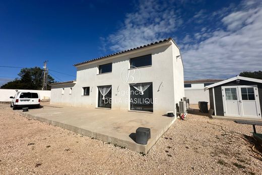 Villa in Saint-Maximin-la-Sainte-Baume, Var