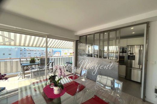 Apartment / Etagenwohnung in Cannes, Alpes-Maritimes