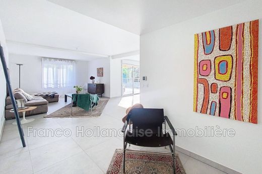 Apartment / Etagenwohnung in Antibes, Alpes-Maritimes