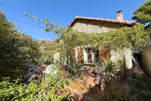 Villa a Aubagne, Bocche del Rodano