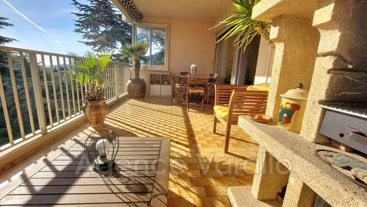 Apartment / Etagenwohnung in Antibes, Alpes-Maritimes