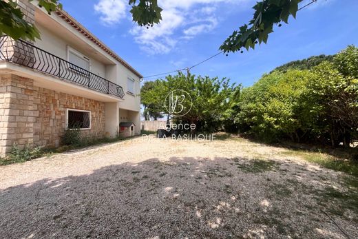Villa in Saint-Maximin-la-Sainte-Baume, Var