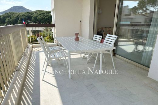 Apartment / Etagenwohnung in Mandelieu-la-Napoule, Alpes-Maritimes