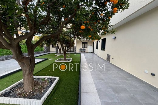 Villa in Saint-Laurent-du-Var, Alpes-Maritimes