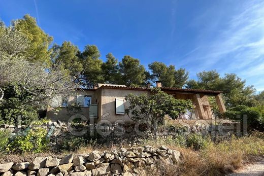 Villa in Le Revest-les-Eaux, Var