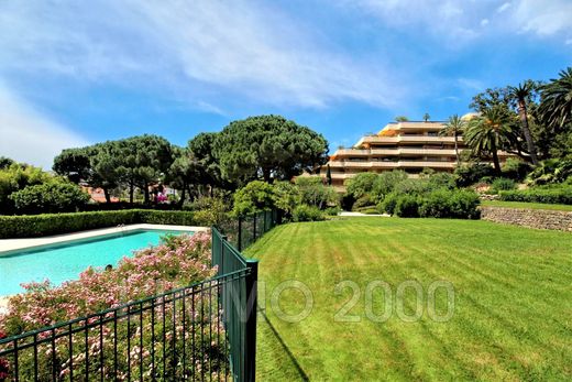 Apartment / Etagenwohnung in Juan-les-Pins, Alpes-Maritimes