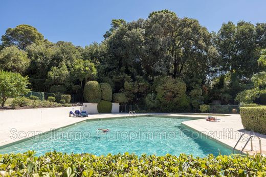 Apartment / Etagenwohnung in Juan-les-Pins, Alpes-Maritimes