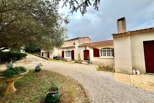 Villa in La Destrousse, Bouches-du-Rhône