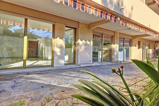 Apartment / Etagenwohnung in Golfe-Juan, Alpes-Maritimes