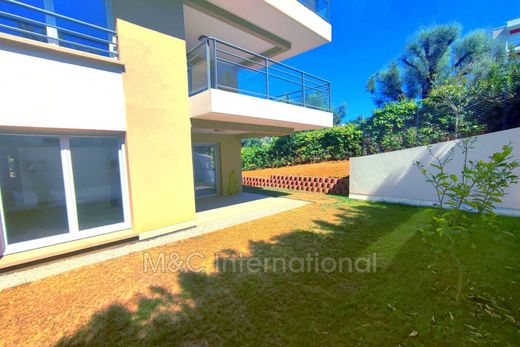 Apartment / Etagenwohnung in Antibes, Alpes-Maritimes