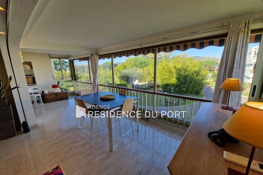 Apartment in Mandelieu-la-Napoule, Alpes-Maritimes