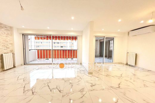 Apartment / Etagenwohnung in Cagnes-sur-Mer, Alpes-Maritimes