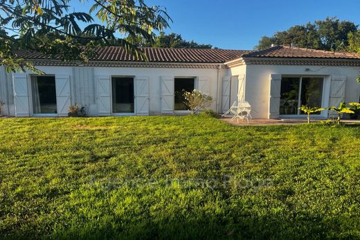 Villa in Saint-Vivien-de-Médoc, Gironde