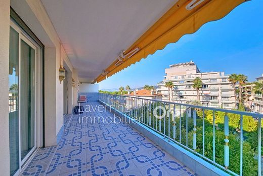 Apartment / Etagenwohnung in Juan-les-Pins, Alpes-Maritimes