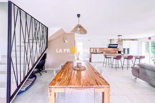 Villa a Gréasque, Bocche del Rodano