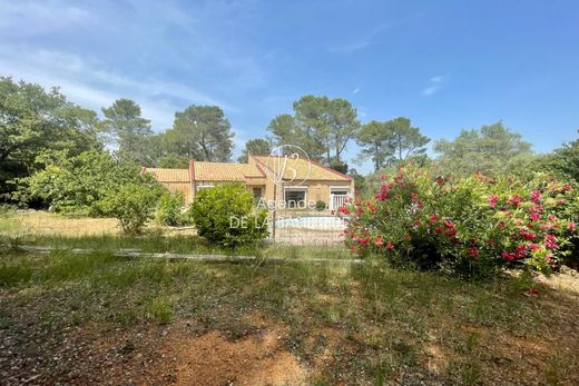 Villa in Saint-Maximin-la-Sainte-Baume, Var
