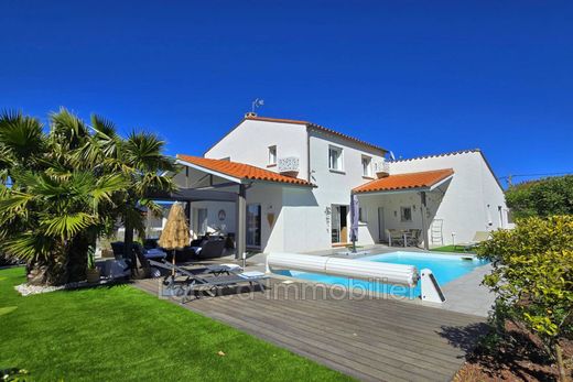 Villa in Montesquiu d'Albera, Pyrénées-Orientales
