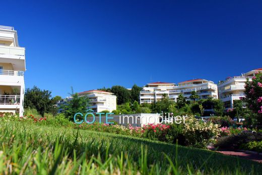 Apartment / Etagenwohnung in Antibes, Alpes-Maritimes