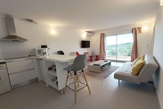 Apartment / Etagenwohnung in Juan-les-Pins, Alpes-Maritimes
