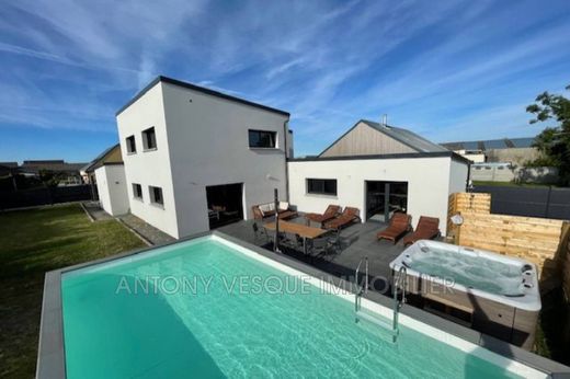 Villa a Gouville-sur-Mer, Manica