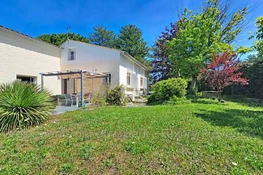 Villa in Bouc-Bel-Air, Bouches-du-Rhône