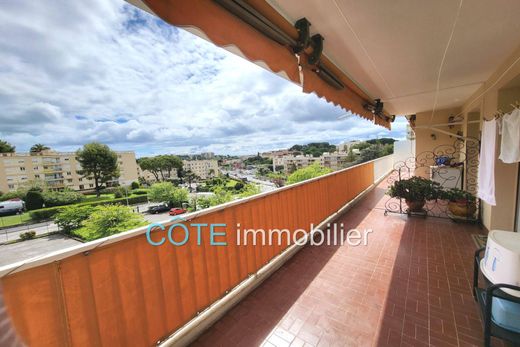 Apartment / Etagenwohnung in Antibes, Alpes-Maritimes