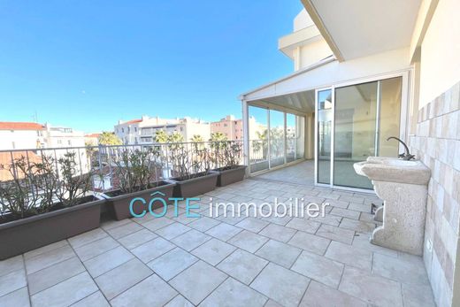 Apartment / Etagenwohnung in Antibes, Alpes-Maritimes