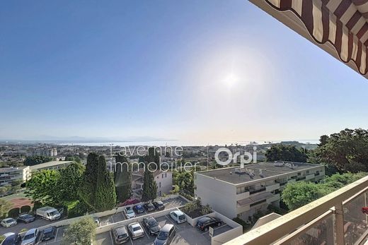 Apartment / Etagenwohnung in Antibes, Alpes-Maritimes