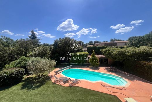 Villa in Saint-Maximin-la-Sainte-Baume, Var
