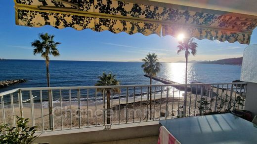 Apartment / Etagenwohnung in Juan-les-Pins, Alpes-Maritimes