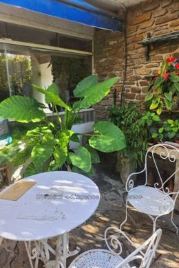 ﻓﻴﻼ ﻓﻲ طولون, Var