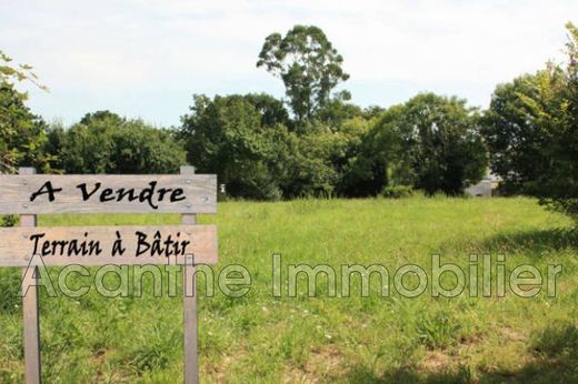 Land in Assas, Hérault