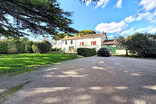 Villa in Saint-Saturnin-lès-Avignon, Vaucluse