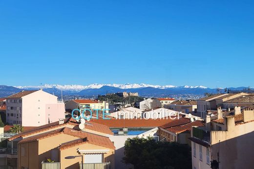 Apartment / Etagenwohnung in Antibes, Alpes-Maritimes