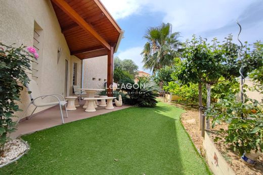 Villa in Latour-Bas-Elne, Pyrénées-Orientales