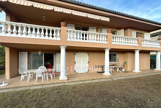 Villa in Saint-Laurent-du-Var, Alpes-Maritimes