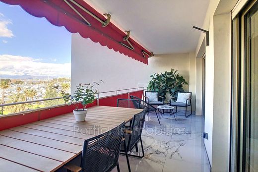 Apartment / Etagenwohnung in Antibes, Alpes-Maritimes