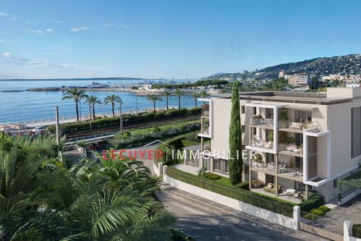 Apartment / Etagenwohnung in Golfe-Juan, Alpes-Maritimes