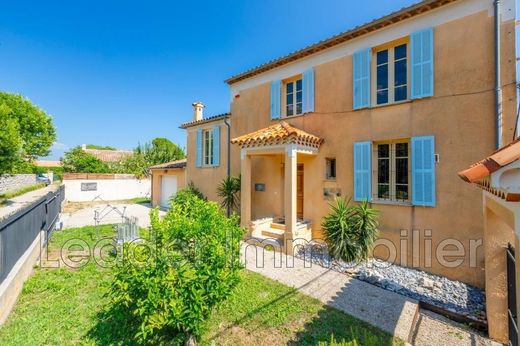 Villa en Tourrettes-sur-Loup, Alpes Marítimos