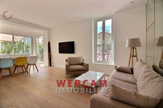 Apartment / Etagenwohnung in Cannes, Alpes-Maritimes