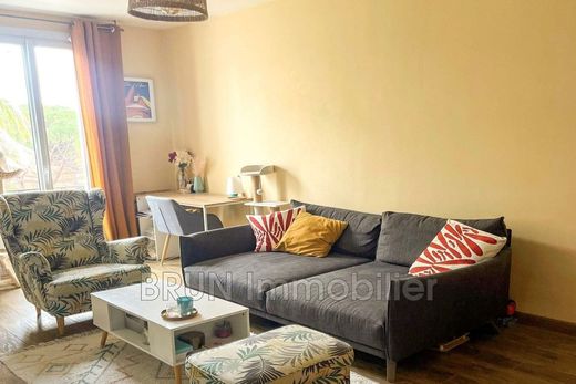 Apartment / Etagenwohnung in Juan-les-Pins, Alpes-Maritimes