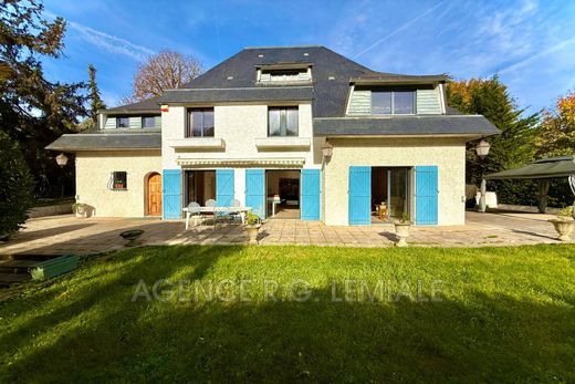 Villa in Le Mesnil-le-Roi, Yvelines
