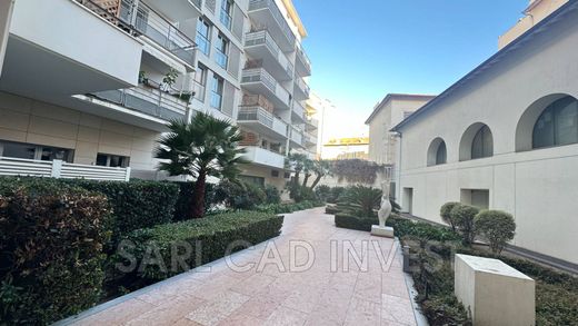 Apartment / Etagenwohnung in Antibes, Alpes-Maritimes