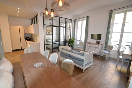 Apartment / Etagenwohnung in Antibes, Alpes-Maritimes