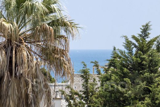 Apartment / Etagenwohnung in Antibes, Alpes-Maritimes