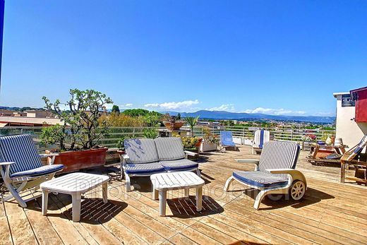 Apartment / Etagenwohnung in Antibes, Alpes-Maritimes