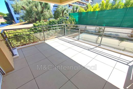 Apartment / Etagenwohnung in Antibes, Alpes-Maritimes