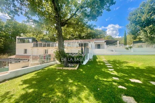 Villa in Saint-Maximin-la-Sainte-Baume, Var