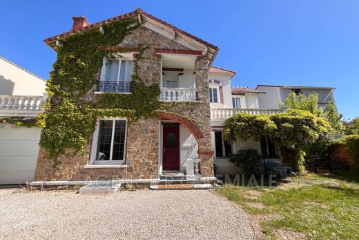 Villa in Maisons-Laffitte, Yvelines