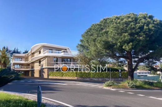 Apartment / Etagenwohnung in Villeneuve-Loubet, Alpes-Maritimes
